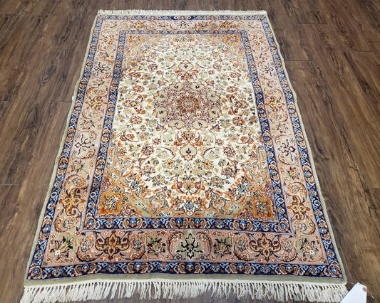 Alfombra Persa Isfahán Lachak Toranj Vintage, Muy Detallada, Lana Kork sobre Base de Seda, Beige y Azul Oscuro, Anudada a Mano, 1,07 m x 1,63 m