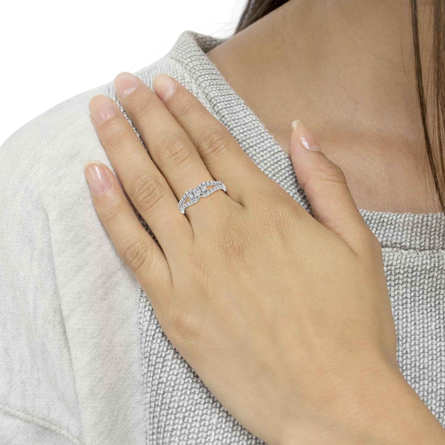 Anillo de oro blanco de 10K con diamante talla redonda de 1/2 quilate de tres piedras con banda de brazo dividido (color H-I, claridad SI1-SI2)