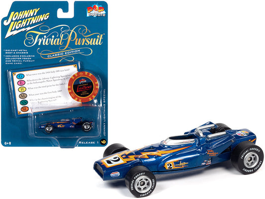 Johnny Lightning Azul Metálico Especial con Ficha de Póker (Token de Coleccionista) y Carta de Juego "Trivial Pursuit" Serie "Cultura Pop" Coche de Metal a Escala 1/64 de Johnny Lightning