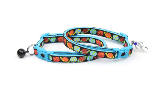 Planetas en el collar de gato negro