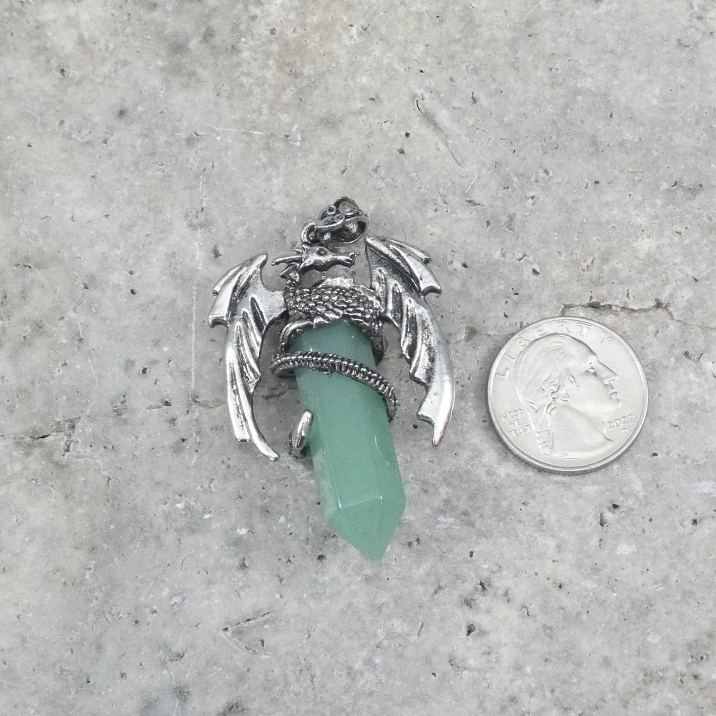 Colgante de punta de dragón volador de aventurina verde 34x50mm
